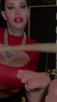 Miss Alessa Milano束缚鞭打巴斯通纳德