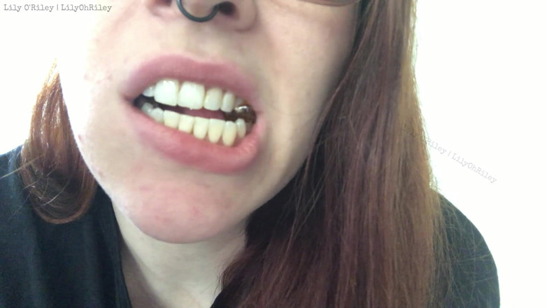 Lily O'Riley: Consommation d’ours gummy avec sons de bouche