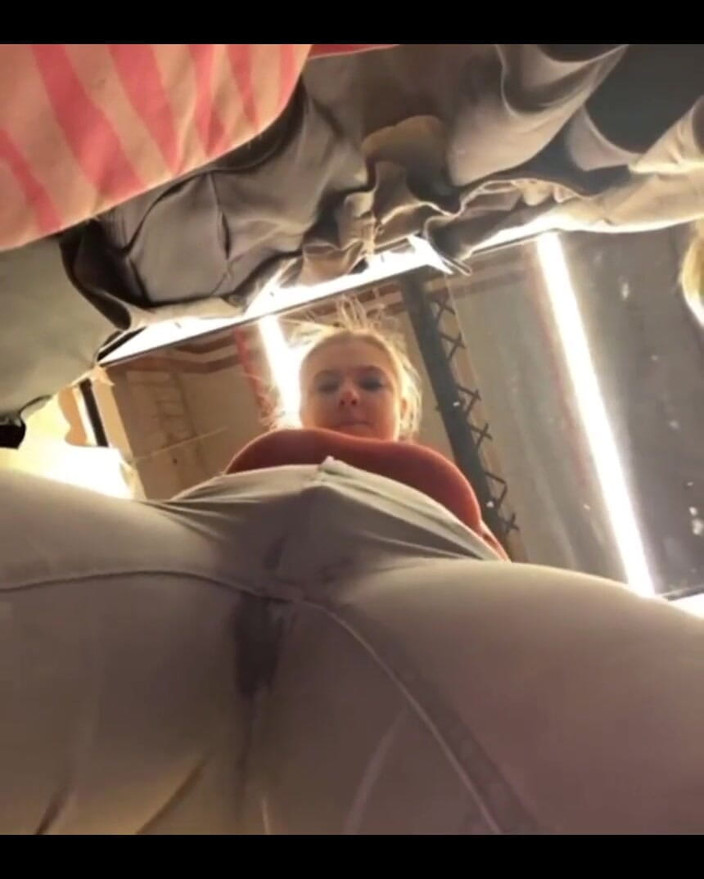 JuiceLussie: Thủ dâm trong phòng thử đồ