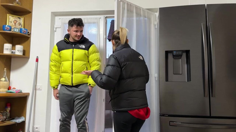 Tommy e Annika: Schwangere jugendliche Tischlerin in verschiedenen Positionen. Reich an Dialogen in...