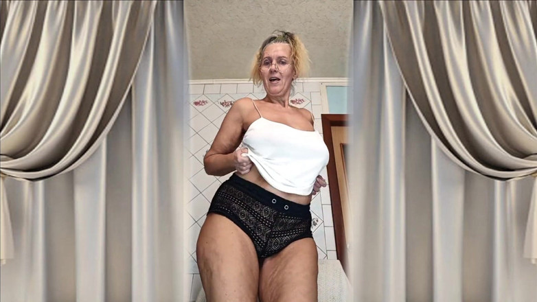 Lukerya: Suri rumah panas Lukerya Flirts bertelanjang atas