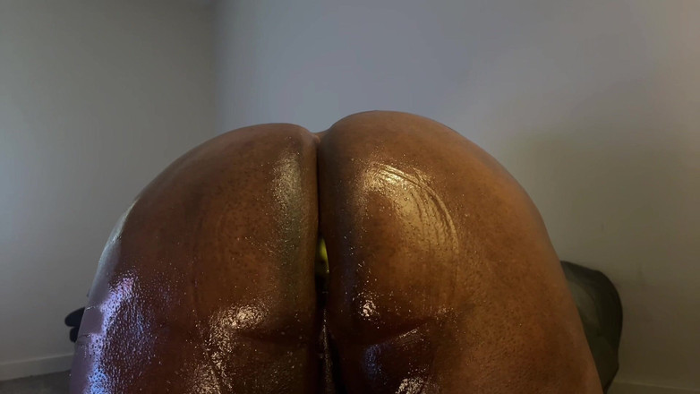 Gia Adams: My Ass में वस्तुएं