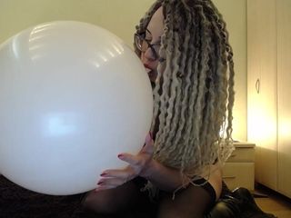 Bad ass bitch: Weißer großer ballon bläst, dann mit arsch knallen