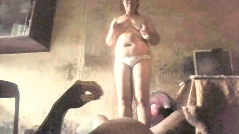 Bhaybe: Můj manžel mi řekl, abych svádí mého souseda