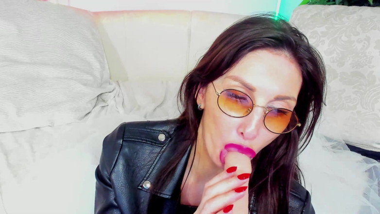 LizaVirgin: Sexy milfka kouří v brýlích