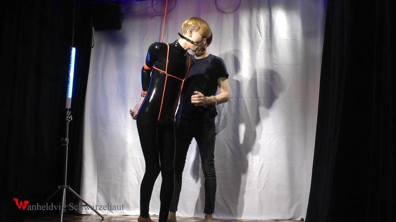 Wanheldvig: Nicky Latexová panenka gagged a provázaná