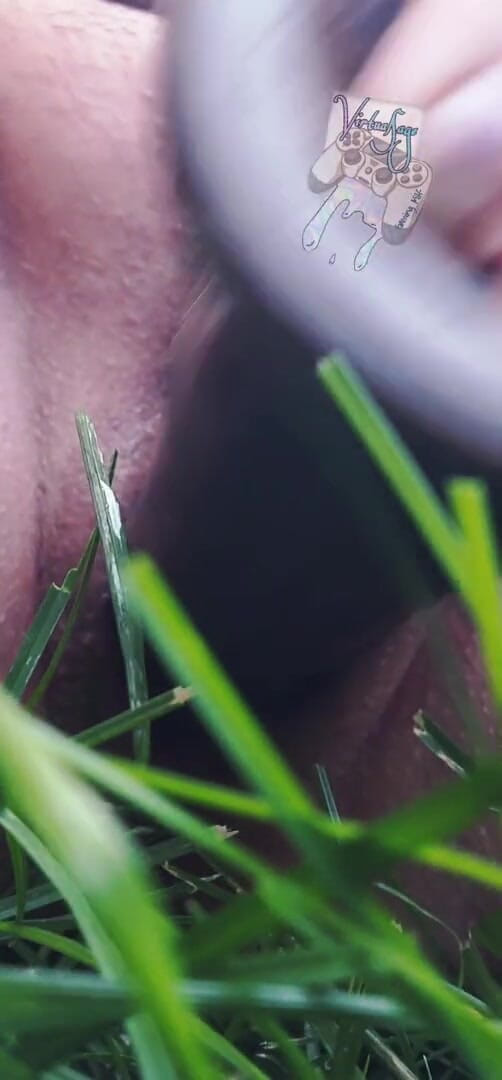 Margo May: Stříkání na mém dvorku