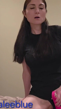 MAMĂ SEXY SE MASTURBEAZĂ