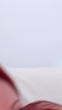 Sexy teen Lee Logan je submisivní děvka, která miluje brát velký bílý penis hluboko do její promočené kundičky