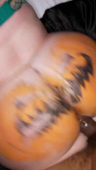 Bí ngô halloween mông to