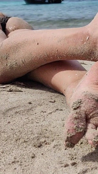 砂に覆われ、そのすべての上
