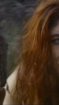 Vollbusige geile MILF hat sex im schlammigen wald