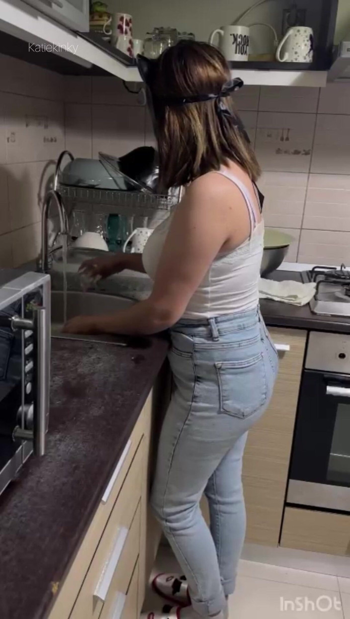 GassyKat: Seksowna sesja sprzątania gospodyni domowej