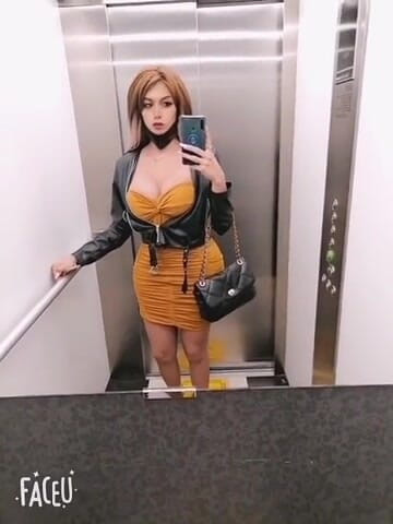 Barbietransxxxx: Transexual en ascensor desnuda para su amigo mostrándole todo
