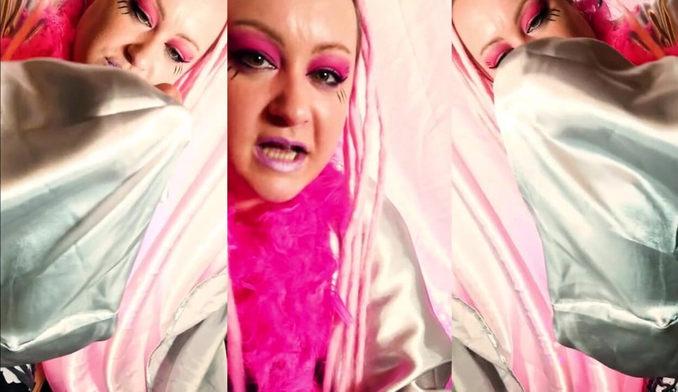 Campsissyboi: Diosa Lana domina Bruci con seda suave seductora