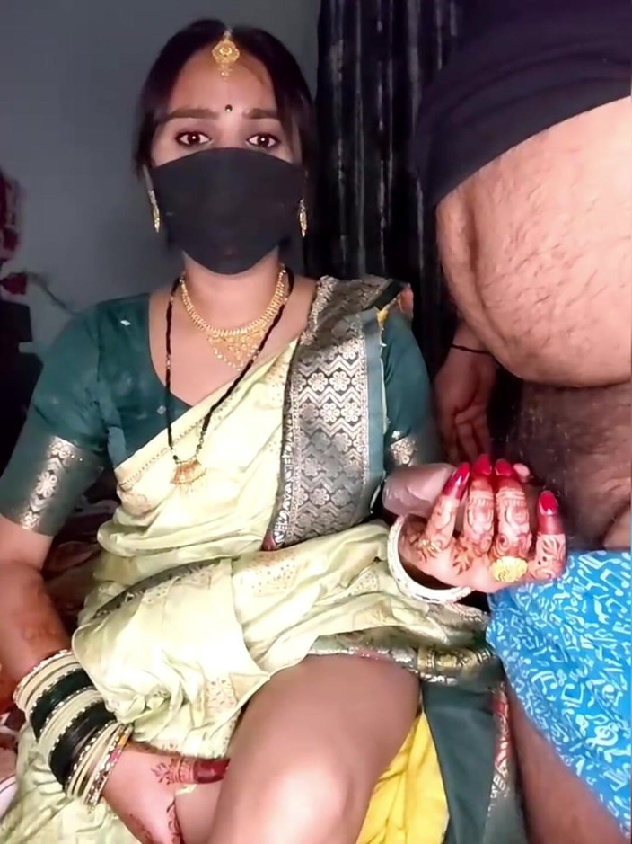 Nisha bhabhi ki chudai: Azgın bir kızı ağzıyla sikiyor.