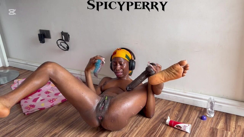 Spicyperry: สาวหีตูดชอบเสียควยปลอมยาวใหญ่