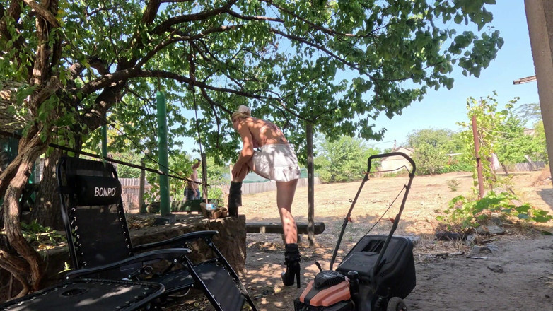 HotPrincessUA: Cranking in Sexy Platform Shoes Lawn Mower &amp; Car Wont Start