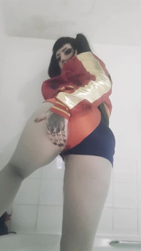 Pisse dans harley quinn cosplay !