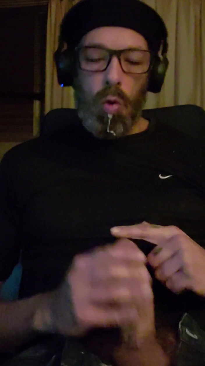 BBIG: Brnha raucht und kommt auf das Hemd!