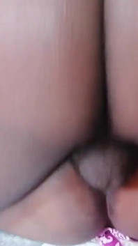 Ukázal jsem domácí služce sexuální video a její kundička byla mokrá7