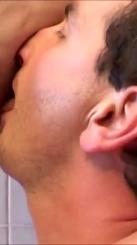 Luis si eccita scopa una milf nella vasca da bagno