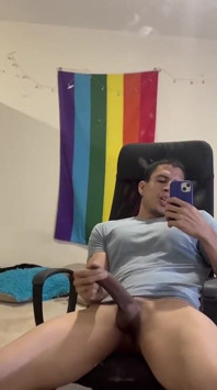Krásný Kolumbijec s XXL penisem hledá zadek, který by mu zlomil zadek