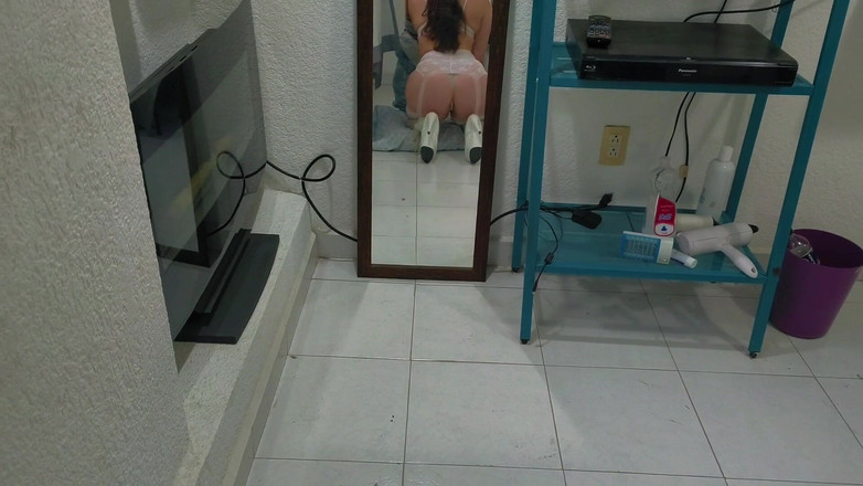 Candy Camille: 性感熟女在他们的周年纪念日给她的丈夫一个激情的口交