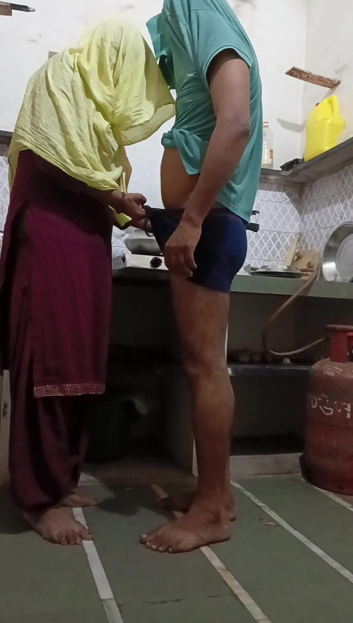 Bhabhi UP: Nhà bếp Mein Kar Della Bhabhi Ko Choda Suit Salwar...