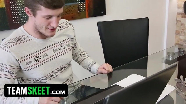 Exxxtra Small: Jantan bertuah mengongkek pengasuh kecil Alex Little dengan batang besarnya...