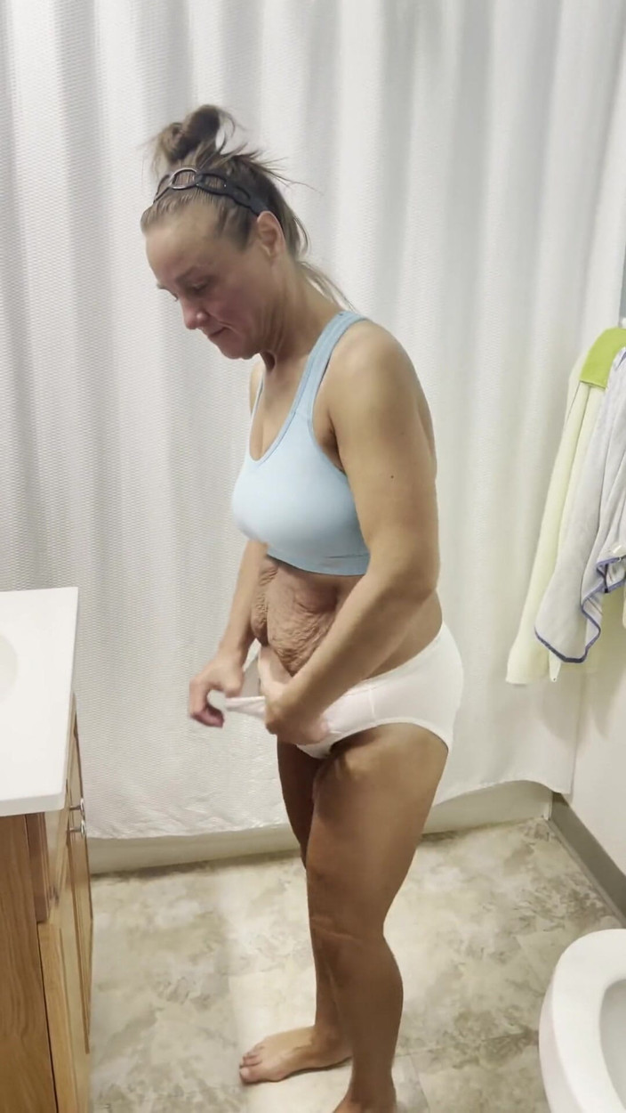Sweet Marie: Eu mă dezbrac și pozez și îmi cuceresc curul la tine!