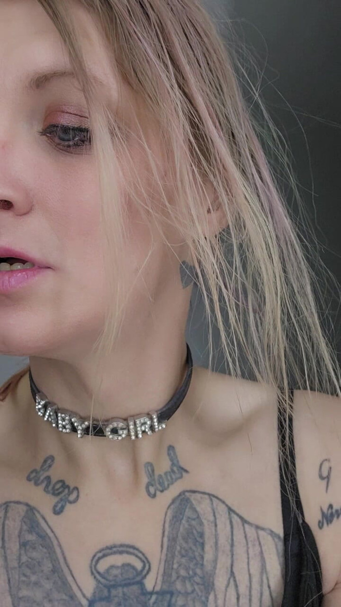 Lynn Kaotik: Zierliches trans-cumslut spielt mit vibrator