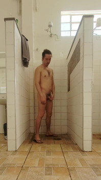 Entrenador sentado y esperando a mi amigo heterosexual afeitando