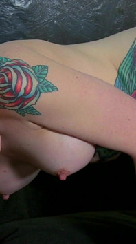 Adreena Winters, brune tatouée, se fait baiser sur le canapé avec Ryan Ryder