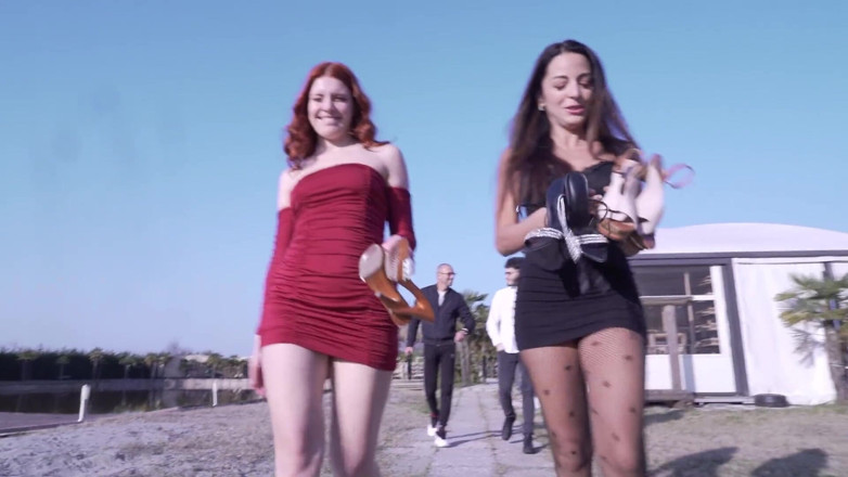Ferrero anal experience: За лаштунками, двох гарячих дівчат трахають дві дівчини в свінгерському клубі.
