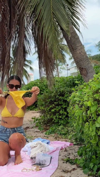Bikini Se Potrivește Și Se Schimbă Pe Plaja Tropicală