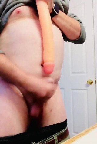 Kinky horny gay bois: Porównując jego małe orzeszki ziemne do dużego tłustego soczystego dildo