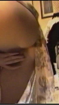 털이 무성한 보지 후장을 가진 두 명의 거유 밀프가 빈티지 자지 두 명과 함께 입에 사정