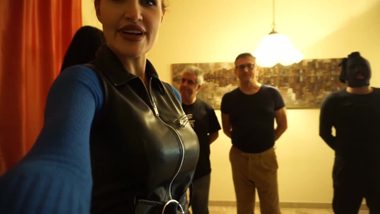 German BDSM MMV: Dominante Damen Trampeln Devote Männer in Leder