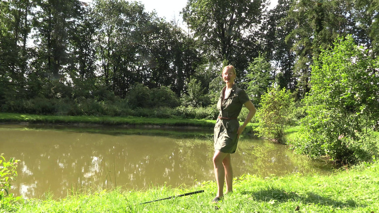 Blondehexe: Anglerin Macht Es Sich Am Fischteich Selber