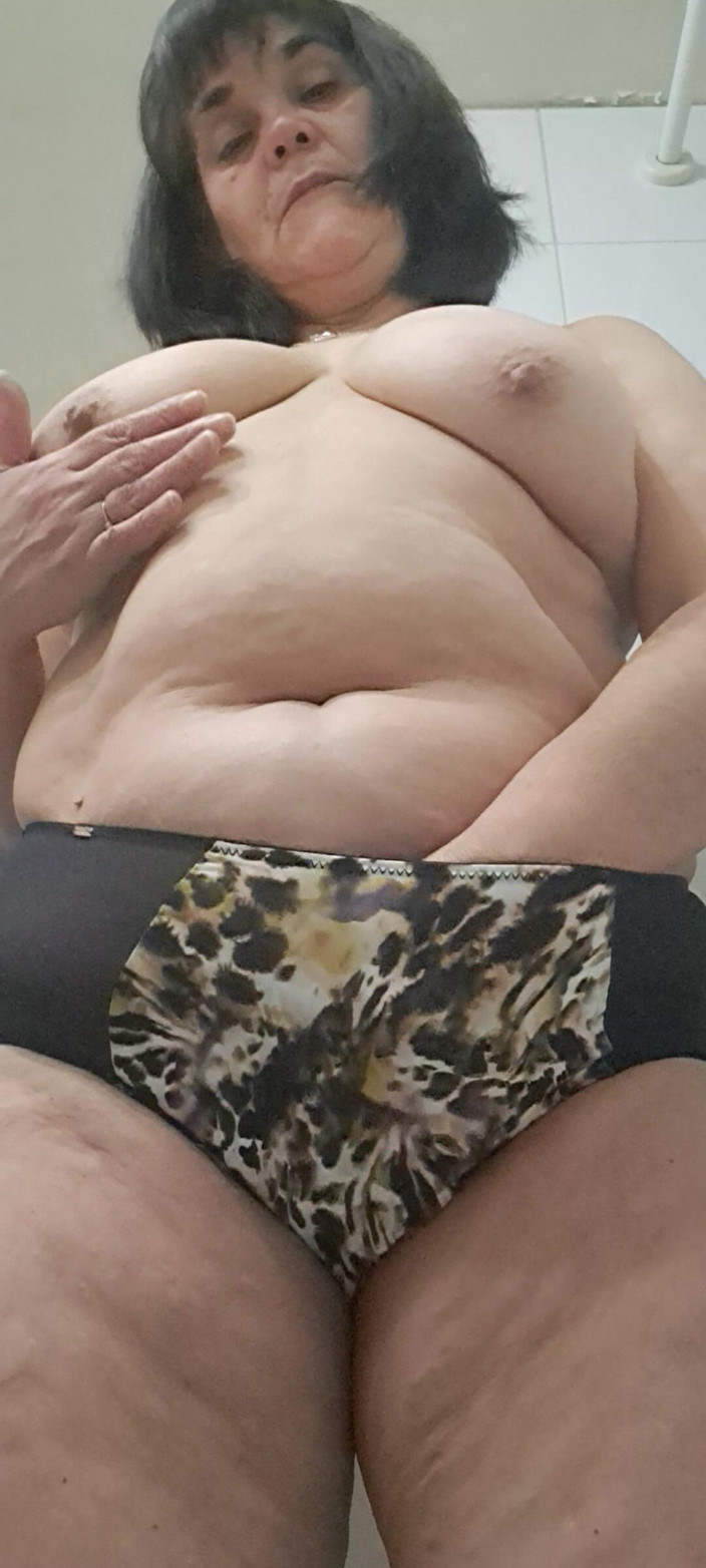 Mommy big hairy pussy: 젖은 질에 손가락을 넣고 싶어