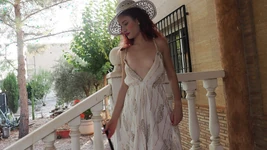 जबकि एरियल ऑर्टिज़ अपने घर के प्रवेश द्वार पर झाडू लगाती है, उसका पड़ोसी उसे सभी कामुक रिकॉर्ड करता है