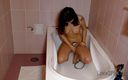 Love 2 Piss: A ella le encanta orinar en la bañera