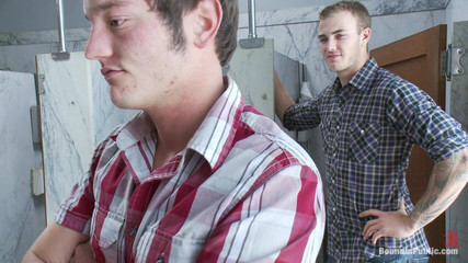 Bound in public: Dua Cowok Ini Dipake di Toilet Umum