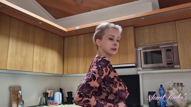 Aunt Judy's: Auntjudys - Busty Amateur MILF Wanilianna Gets off in the Kitchen
