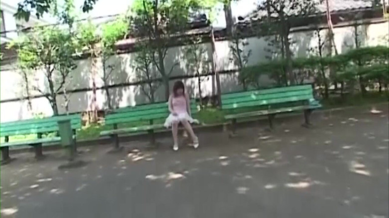 JapaneseAmateur: Joven morena asiática esposa provoca con consolador rosa