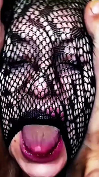 Historia # 10. Fetiche de pies exclusivo. Mi refugio son tus pies. Rubia milf en una media de nylon
