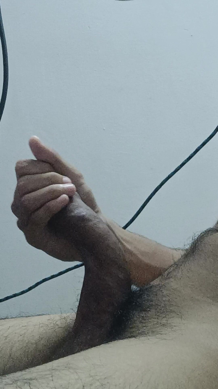 slayboy69: Гарячий хлопець дуже довго смокче свій член, спостерігаючи за героєм члена і всовуючи його терпіння, маючи великий оргазм