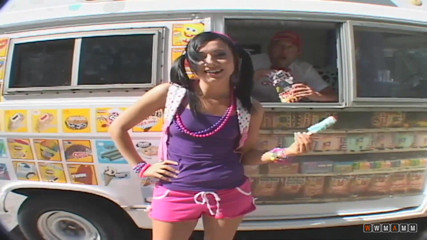 WWMAMM: Юная брюнетка сделает все для попсикула