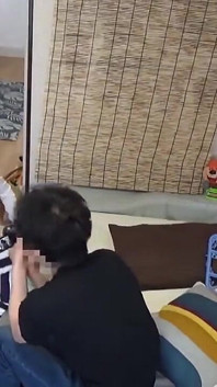 Vecina matură care îmi tratează camera ca pe o evadare vinovată